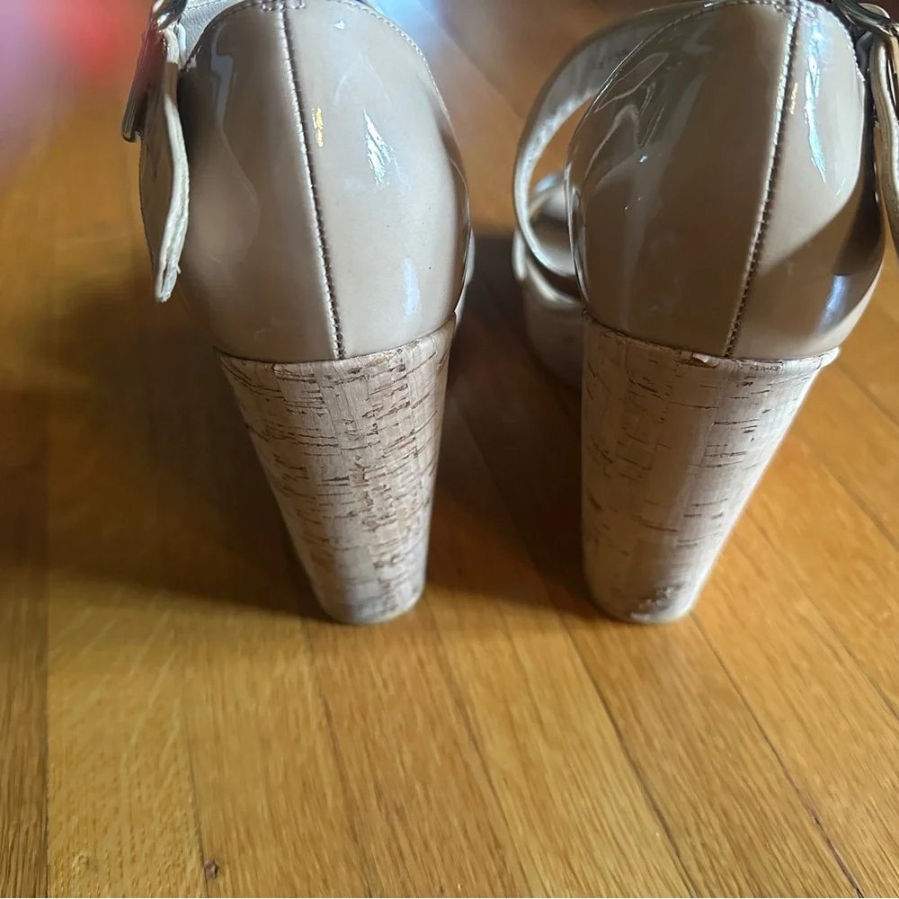 Stuart Weitzman Oneliner Light Nude Patent Leather Cork Wedge Sandals, Size 9.5 - Picture 4 of 8